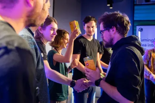 The winning Worwio team receives their prizes