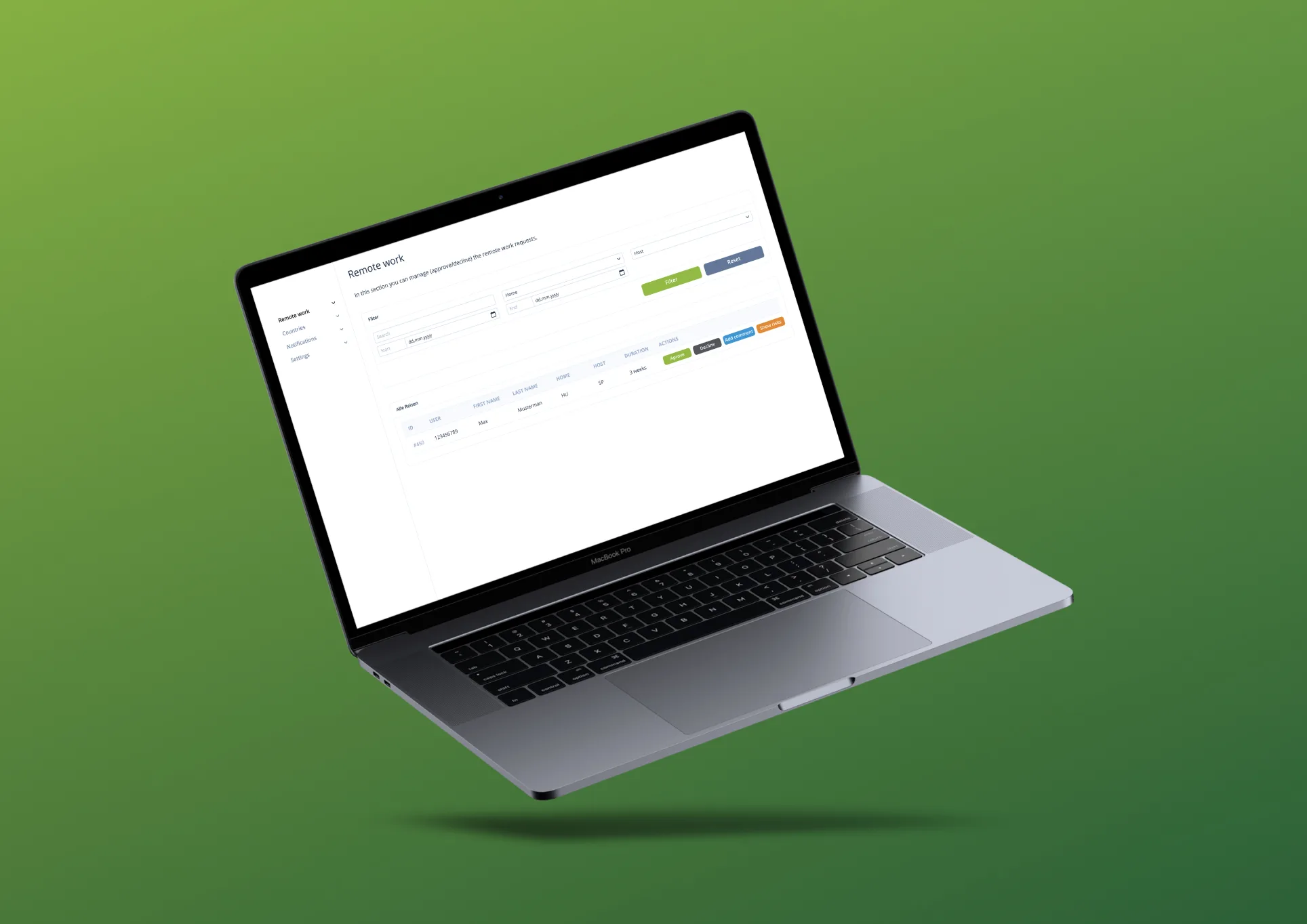 MacBook Pro nakloněný nad zeleným pozadím se stránkou Remote work pro administrátora: filtry podle data, domovské a hostitelské země a řádek žádosti s akcemi schválit, zamítnout a okomentovat